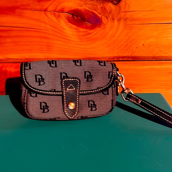 Dooney & Bourke wristlet - Picture 1 of 13